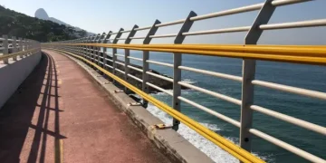 Orla do Rio tem trecho da ciclovia interditado por ondas de até 2,5 metros