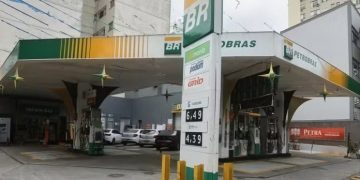 Operação da Polícia Federal investiga cartel de postos e vazamento de informações no Rio