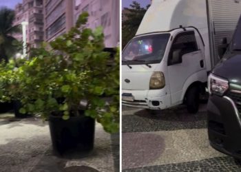 Vasos e veículos obstruem calçada na Avenida Atlântica, em Copacabana