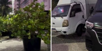 Vasos e veículos obstruem calçada na Avenida Atlântica, em Copacabana