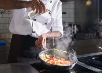 Chef Yan Spadafori, ex-ator infantil, lidera três restaurantes no Jardim Botânico
