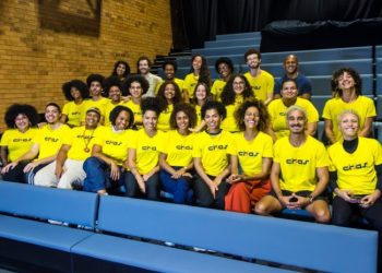 Jovens de comunidades do Rio de Janeiro participam de encenação inspirada em Brecht na primeira edição do projeto Crias da Comunidade