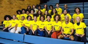 Jovens de comunidades do Rio de Janeiro participam de encenação inspirada em Brecht na primeira edição do projeto Crias da Comunidade