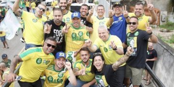 Governador eleito do Rio participa de motociata apoiando Flávio Bolsonaro