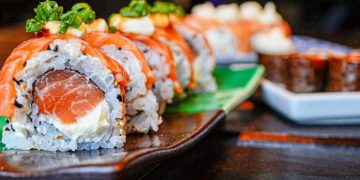 Empreendedora do Rio lança drive-thru de comida japonesa com opções rápidas e ambiente presencial
