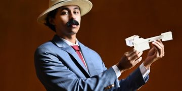 Ópera retrata os últimos momentos de Santos Dumont em homenagem aos 120 anos do voo do 14-Bis