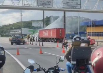 Caminhão pega fogo na Ponte Rio-Niterói e causa interdição parcial no sentido Rio