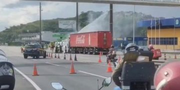Caminhão pega fogo na Ponte Rio-Niterói e causa interdição parcial no sentido Rio