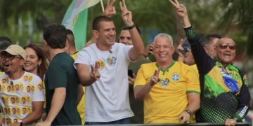 Governador eleito do Rio apoia campanha de Flávio Bolsonaro com carreatas na cidade