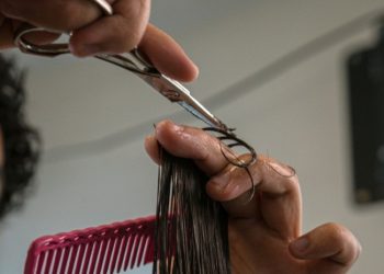 Outubro Rosa: ONG no Rio realiza corte de cabelo para arrecadação de doações