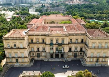 Oito anos após incêndio, Museu Nacional do Rio registra aumento de visitantes e exibe obras com cinzas