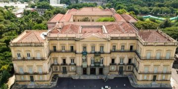 Oito anos após incêndio, Museu Nacional do Rio registra aumento de visitantes e exibe obras com cinzas