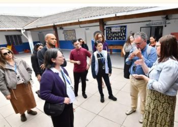 Pesquisadores da UCLA visitam escola em Nova Iguaçu para conhecer práticas de educação municipal