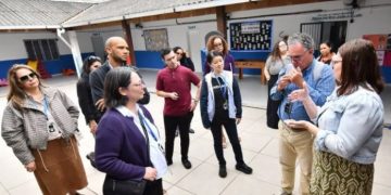 Pesquisadores da UCLA visitam escola em Nova Iguaçu para conhecer práticas de educação municipal