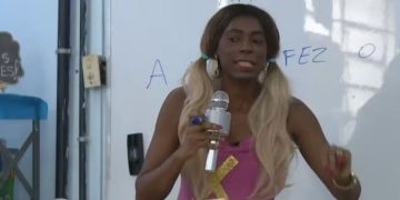 Professora do Rio usa fantasias de super-heróis para transformar a alfabetização