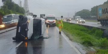Van na Via Dutra com uma pessoa ferida e pista interditada em São José dos Campos