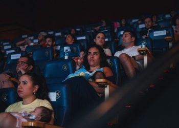 CineMaterna realiza sessões de cinema adaptadas para famílias com bebês no Rio de Janeiro