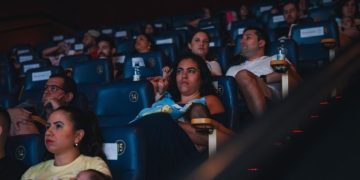 CineMaterna realiza sessões de cinema adaptadas para famílias com bebês no Rio de Janeiro