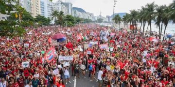 Apoiadores de Lula se manifestam na Avenida Atlântica, em Copacabana