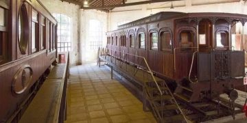 Vagão imperial de 1886, carente de conservação, é alvo de petição para transferência a Petrópolis