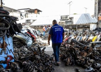 Detran interditar ferro-velho irregular em Marechal Hermes por falta de credenciamento