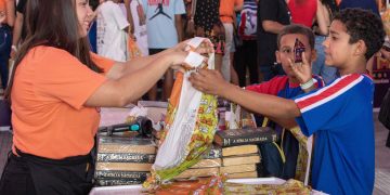 Prefeitura de Maricá distribui vale-livro durante a 11ª FLIM para incentivar leitura e acessibilidade