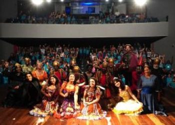 Alunos de escolas municipais assistem pela primeira vez a espetáculo de “A Bela Adormecida” no Teatro de São Gonçalo