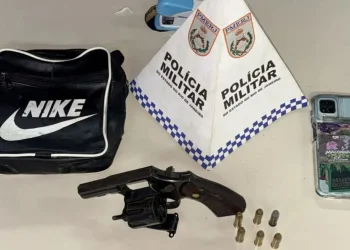 Adolescente de 17 anos é apreendido com arma durante operação policial em Maricá