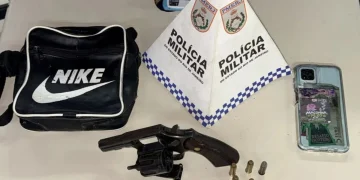 Adolescente de 17 anos é apreendido com arma durante operação policial em Maricá