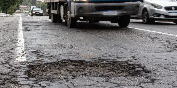 Rodovia Amaral Peixoto sofre com buracos, acidentes e aumento de criminalidade