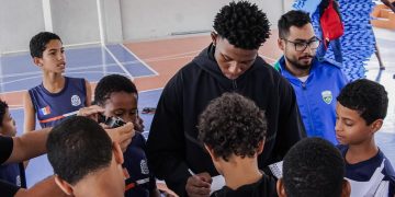 Henrique Marques inspira alunos de Itaboraí com história de superação e sucesso no taekwondo