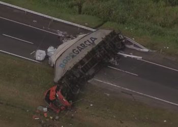 Acidente no Arco Metropolitano: carreta carregada de ácido tombou, motorista está estável