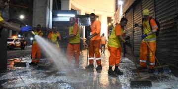 Limpeza noturna na avenida Ernani do Amaral Peixoto em Niterói conta com apoio de caminhões-pipa de reúso