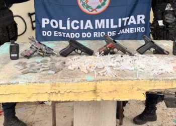 Policiais encontram corpo e apreendem armas e drogas em operação na comunidade do Santo Cristo, em Niterói