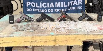 Policiais encontram corpo e apreendem armas e drogas em operação na comunidade do Santo Cristo, em Niterói