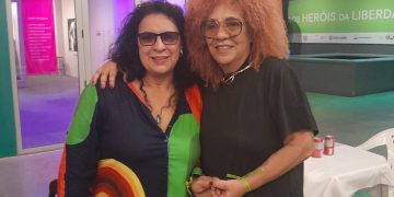 Nana Kozak conquista prêmio de Melhor Intérprete no Festival Mulheres na Roda de Samba