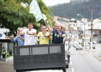 Governador eleito do RJ lidera carreata de apoio a Flávio Bolsonaro na Região Serrana