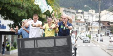 Governador eleito do RJ lidera carreata de apoio a Flávio Bolsonaro na Região Serrana