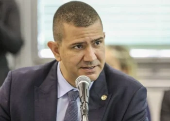 Douglas Ruas troca comando na Alerj antes da posse e é confirmado eleito no primeiro turno