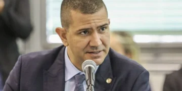 Douglas Ruas troca comando na Alerj antes da posse e é confirmado eleito no primeiro turno