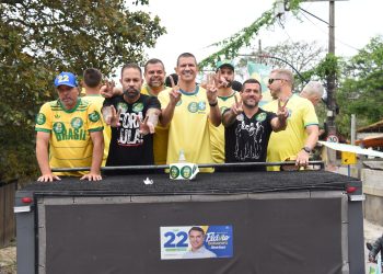 Governador eleito do Rio apoia campanha de Flávio Bolsonaro com motociata em Maricá