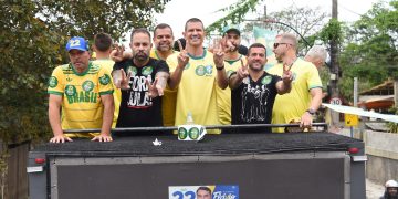 Governador eleito do Rio apoia campanha de Flávio Bolsonaro com motociata em Maricá
