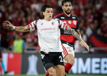 Flamengo é eliminado pelo Estudiantes na Libertadores após jogo com um jogador a menos