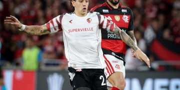 Flamengo é eliminado pelo Estudiantes na Libertadores após jogo com um jogador a menos