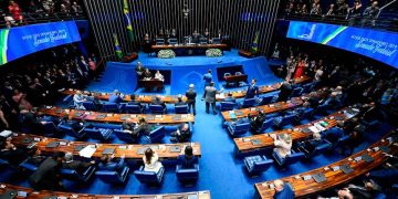 Senado discute PEC que reduz jornada de 44 para 40 horas e elimina escala 6×1