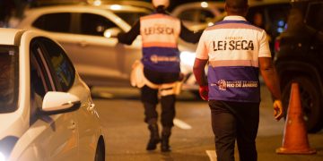 Homem tenta engolir carteira de policial durante blitz na Zona Sul do Rio