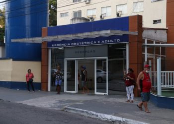 Desabamento de casa em Niterói deixa duas vítimas gravemente feridas