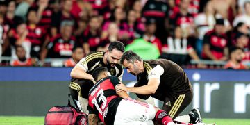 Flamengo anuncia cirurgia bem-sucedida de Danilo após fraturas na mandíbula no clássico contra o Fluminense