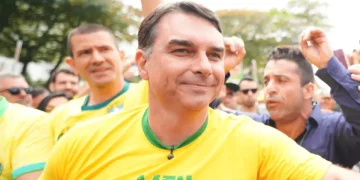 Site que oferece criptomoedas por apoio a Flávio Bolsonaro é alvo de denúncia eleitoral