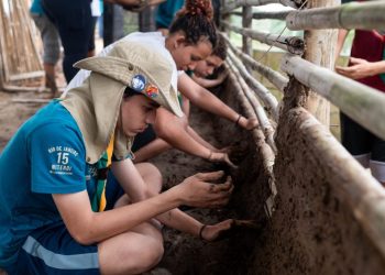 Escoteiros constroem ocas na aldeia indígena de Maricá em atividade de troca cultural
